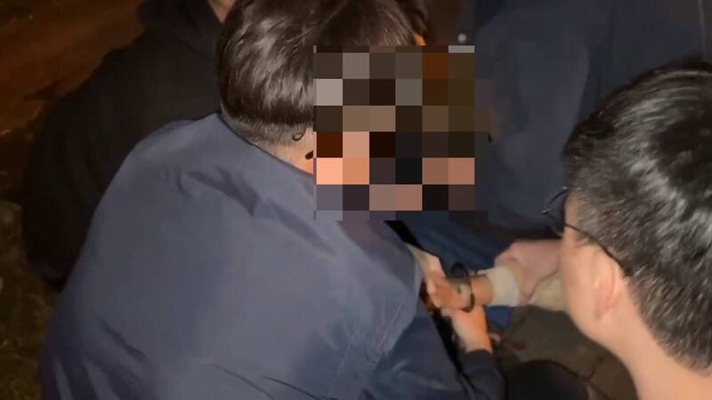 花莲县秀林乡胡姓男子在部落涉嫌多起抢夺、偷窃案遭警方逮捕。（民众提供）