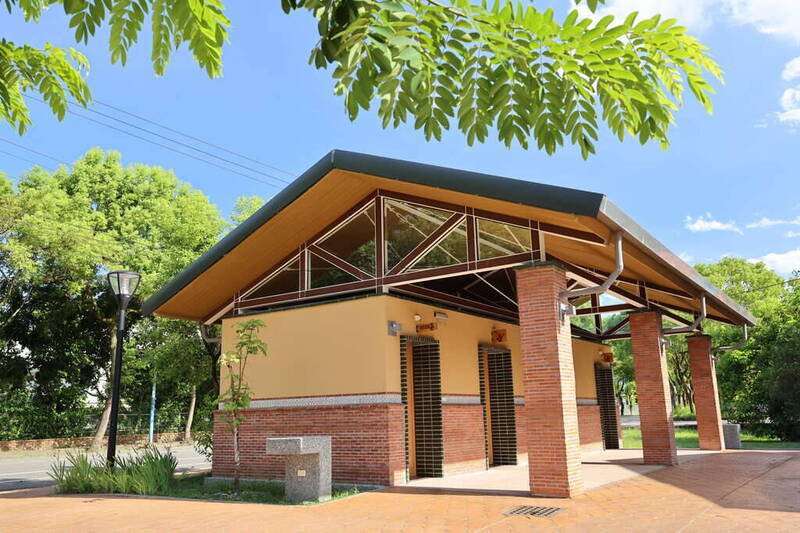 凤林慢城公园淋浴间，被车泊圈网友评为「五星级澡点」。（纵管处提供）