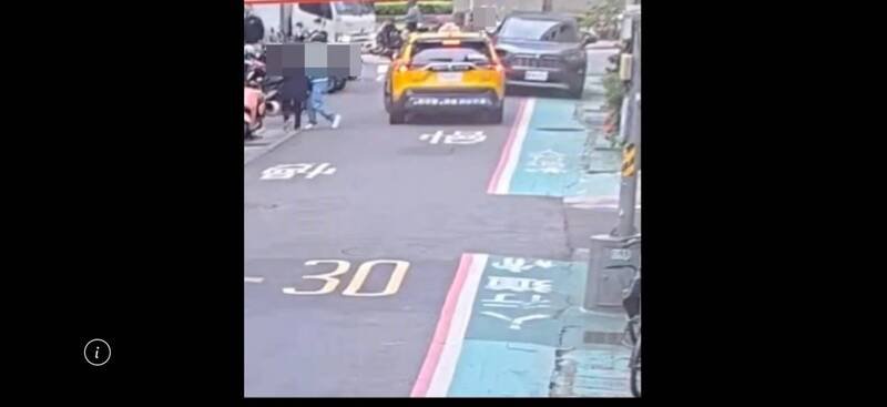 黄男跟母亲在路边起口角拉扯。（记者邱俊福翻摄）