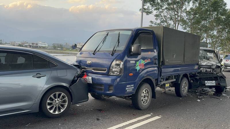 5车追撞。（民众提供）