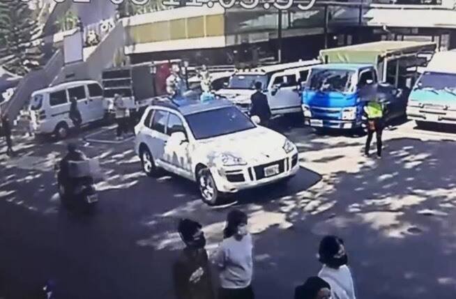 保时捷佛祖车突自走滑行。（民众提供）