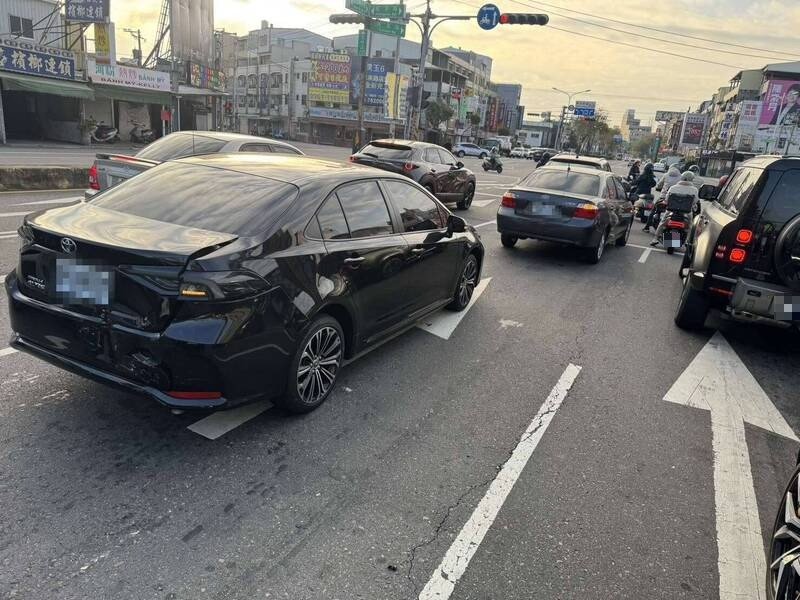彰化市金马路4车连环撞。（警方提供）