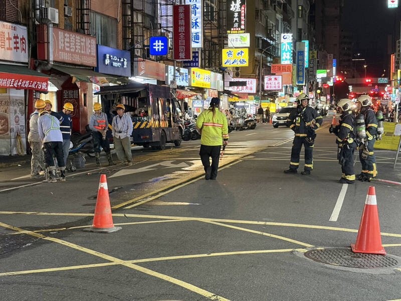 因该处恰为延三夜市营业路段，部分摊商被迫停业，现场不时飘散浓厚瓦斯味，消防队间歇性洒水，防止瓦斯浓度过高，以免摊商烹调用火引起意外。（台北市议员拟参选人朱政骐提供）