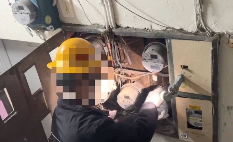 台湾电力公司人员于现场执行断电作业（记者刘庆翻摄）