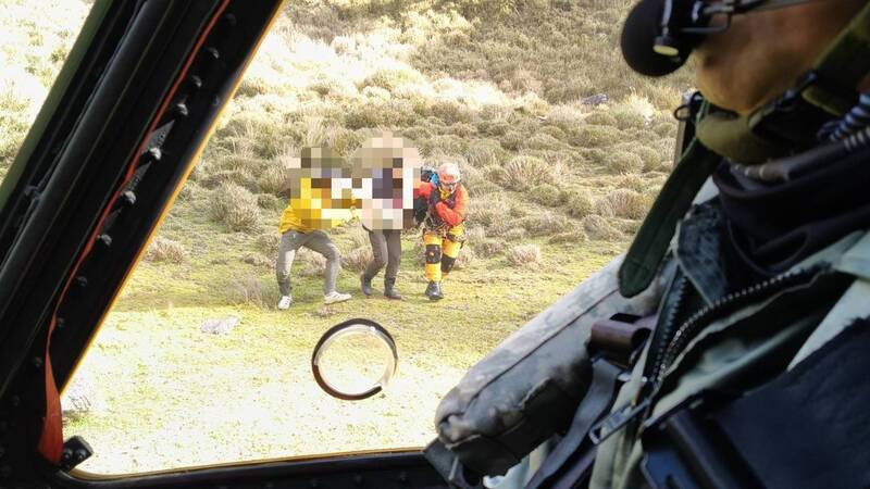 空勤救援万山神鬼五湖受伤女子（中）。（空勤总队第三大队第一队提供）