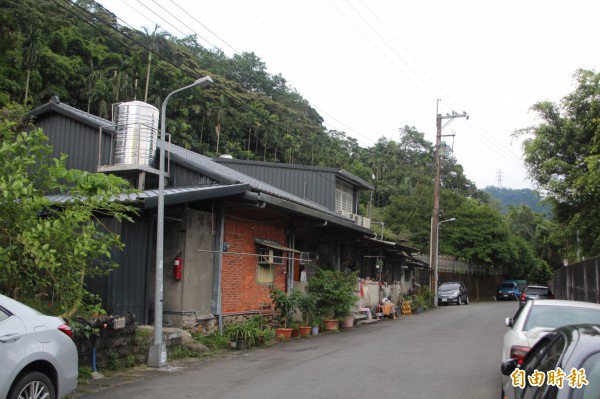 十几年来木栅路五段区段征收毫无进展，让当地虽然位在台北市，却几乎都是两层楼以下的砖造房舍。（记者钟泓良摄）