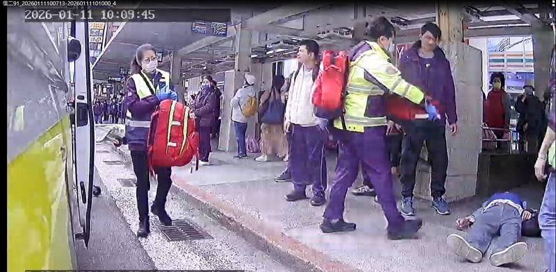 消防队员赶抵现场，接手抢救。（记者吴升儒翻摄）