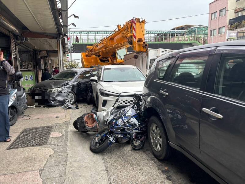 一辆大型吊臂车，行经台6线苗栗县公馆乡路段，疑煞车失灵连环撞11车，现场一片零乱。（警方提供）