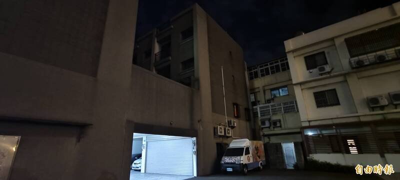 陈家一楼铁门深锁。（记者张轩哲摄）