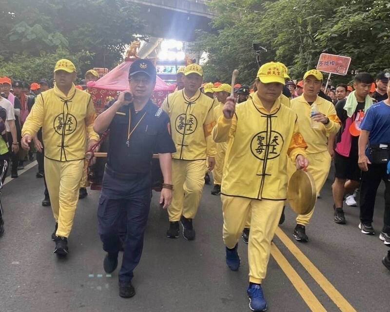 彰化警分局长林英煌（左2）原地直升县警局督察长。（翻摄彰化分局脸书）