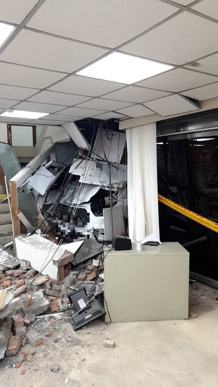 三立新闻台一辆采访车今日下午行经台北市中山区一江街与南京东路口时，因不明原因突然失控冲进路口的彰化银行内。（记者郑景议翻摄）