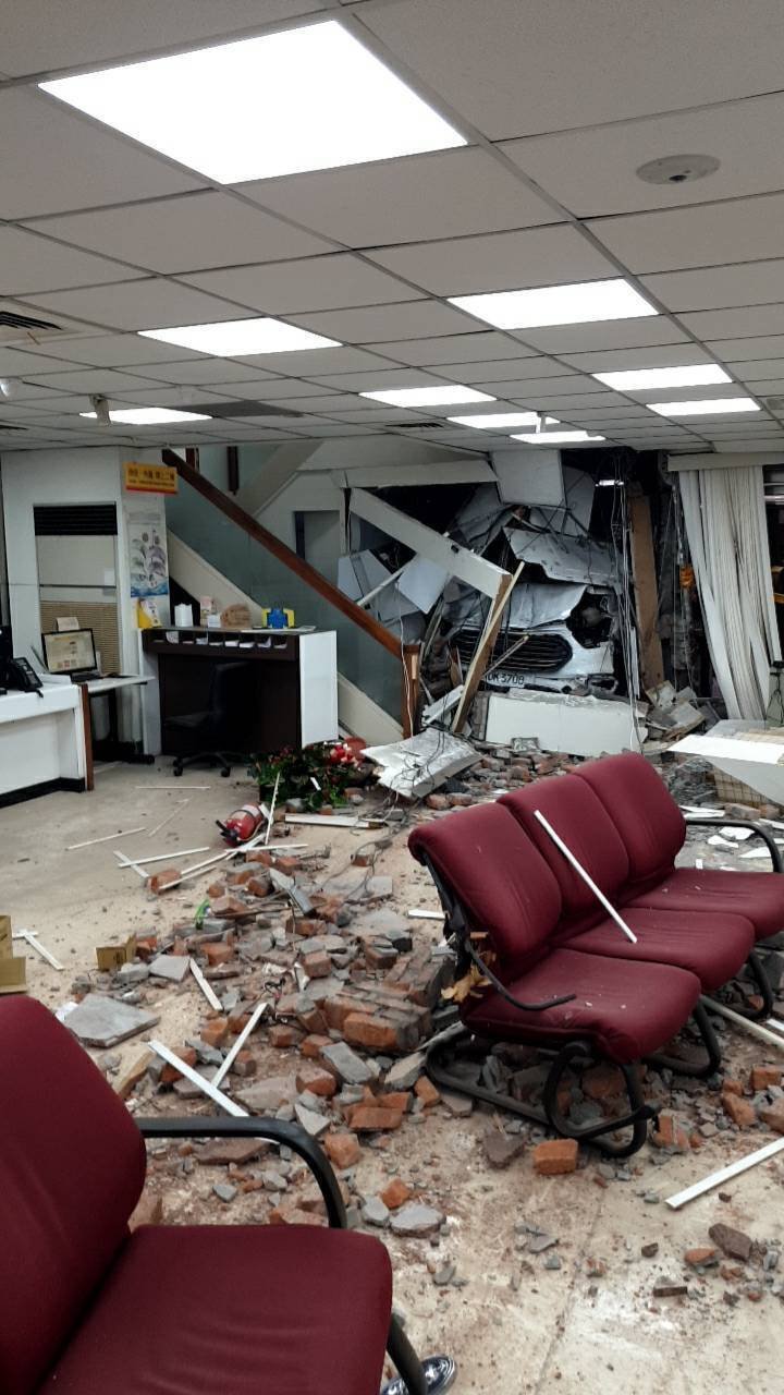 三立新闻台一辆采访车今日下午行经台北市中山区一江街与南京东路口时，因不明原因突然失控冲进路口的彰化银行内。（记者郑景议翻摄）