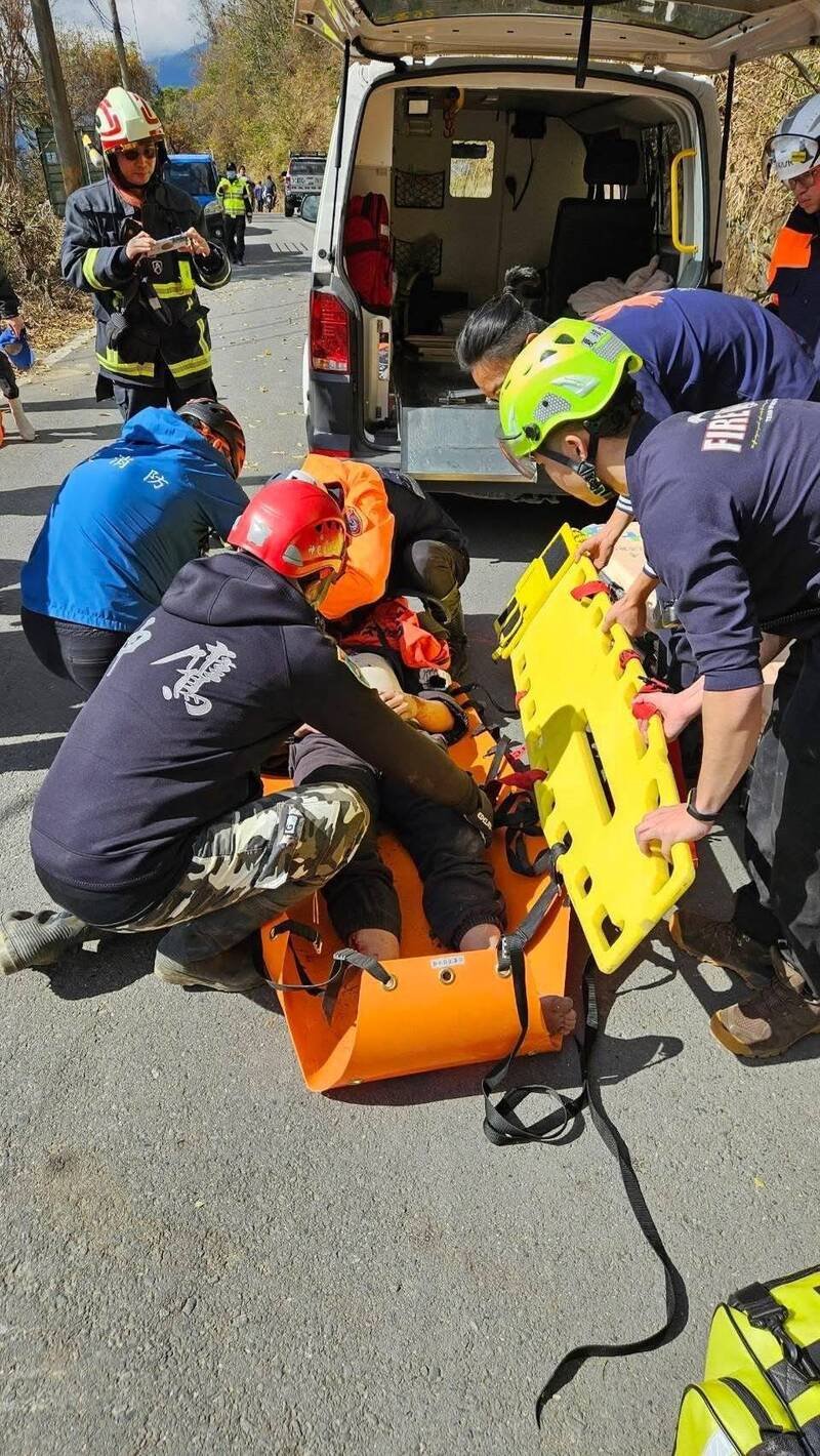 搜救队救出受伤的货车驾驶，由消防分队救护车接力送医救治。（神鹰搜救队提供）