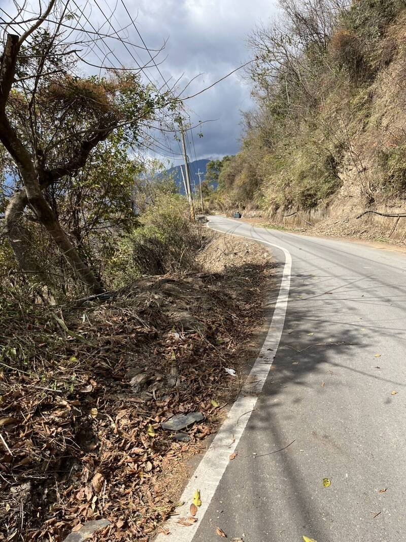 货车就是从左侧的缺口翻落山谷。（仁爱警方提供）