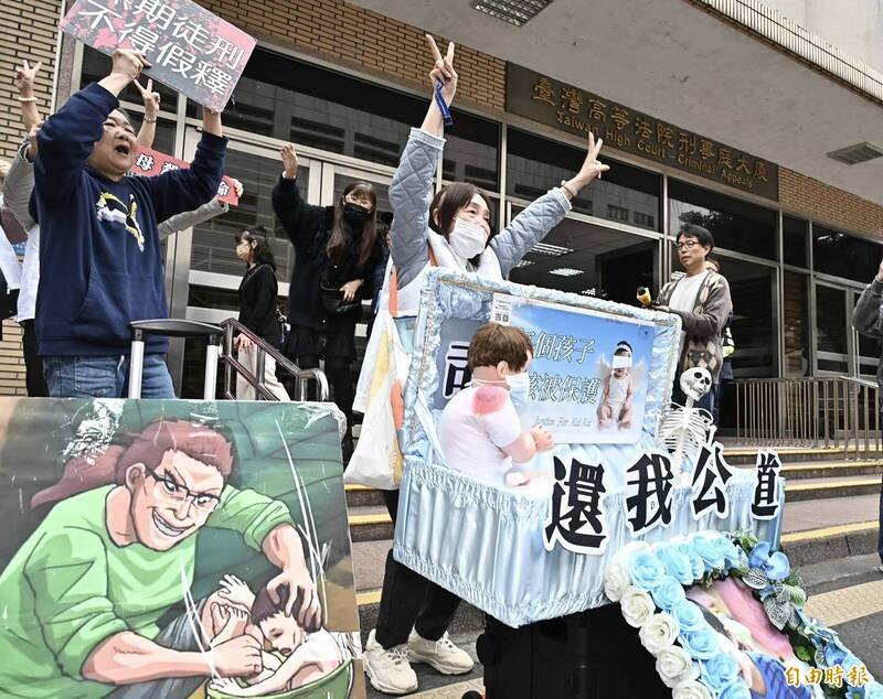 儿少守护行动团体剀剀战士的成员们听到判决结果欢呼。（记者涂建荣摄）