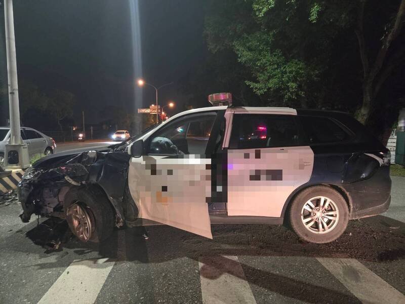 花莲县吉安警分局昨晚发生一起警车自撞安全岛的车祸意外。（警方提供）