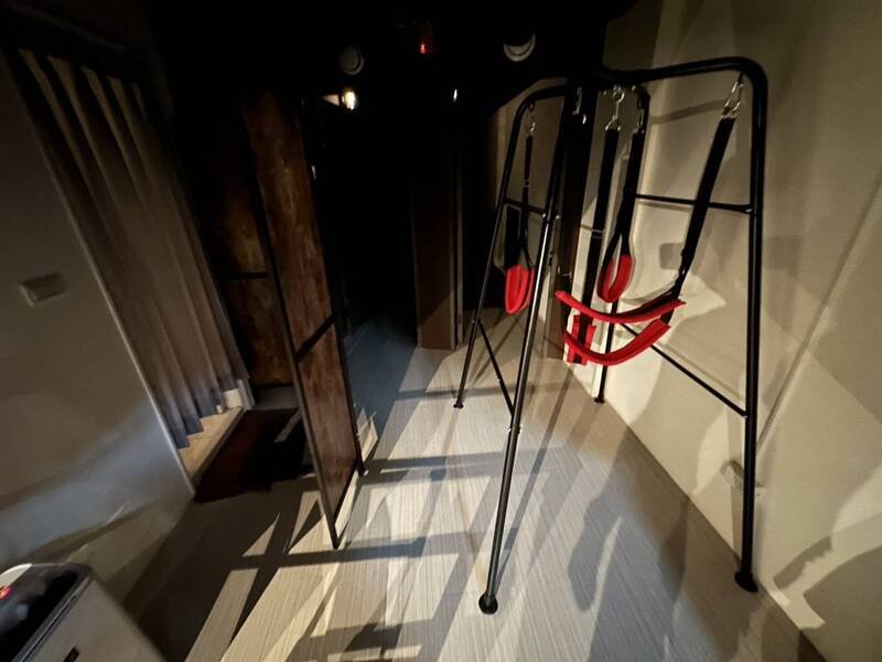 台中警方破获同志交友会馆，在包厢内查获情趣用品。（记者陈建志翻摄）