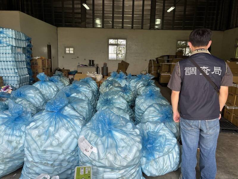 云林地检署会同云林县调查站查获非法制造、分装及贩售伪农药集团，查扣大量原体及成品。（云林地检署提供）