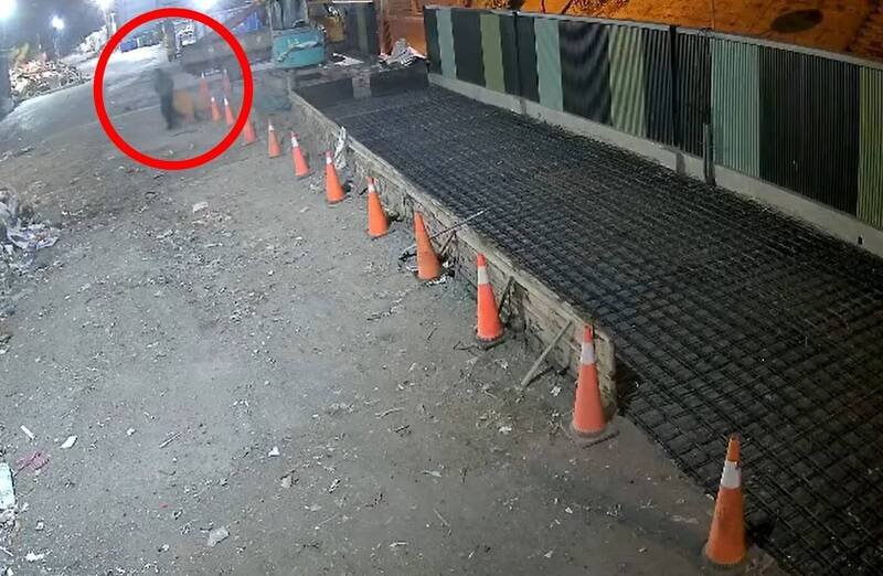 南投埔里镇公所清洁队遭人（红圈）暗夜闯入，并丢进一整辆3吨半货车的废弃物，事后查获行为人，除须清走垃圾也将依废清法开罚。（埔里镇公所提供）