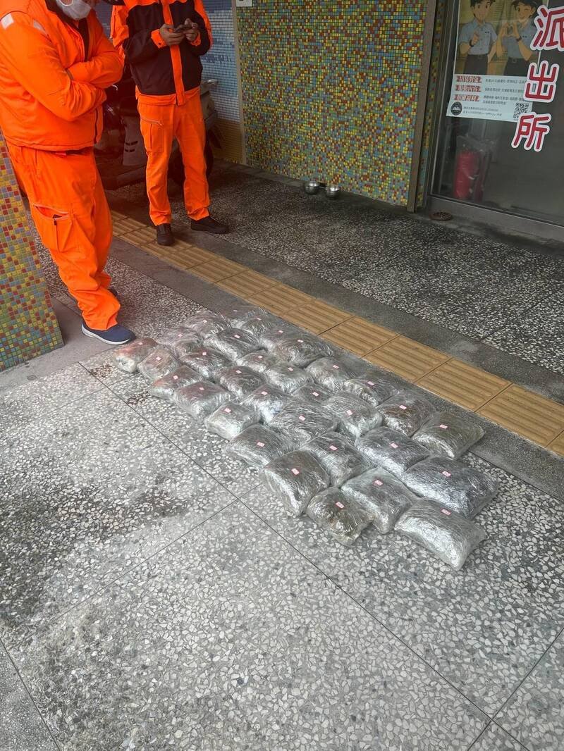 新北市万里区著名的网红打卡景点「骆驼峰」旁海岸，今天上午漂上一个白色麻布袋；经警方与海巡人员获报赶抵拆解后，赫然发现里面竟装有32大包、总重约43公斤的第2 级毒品大麻。（记者林嘉东 翻摄）