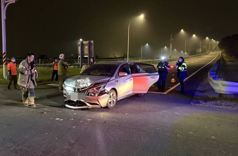 追撞的轿车车头受损。（民众提供）