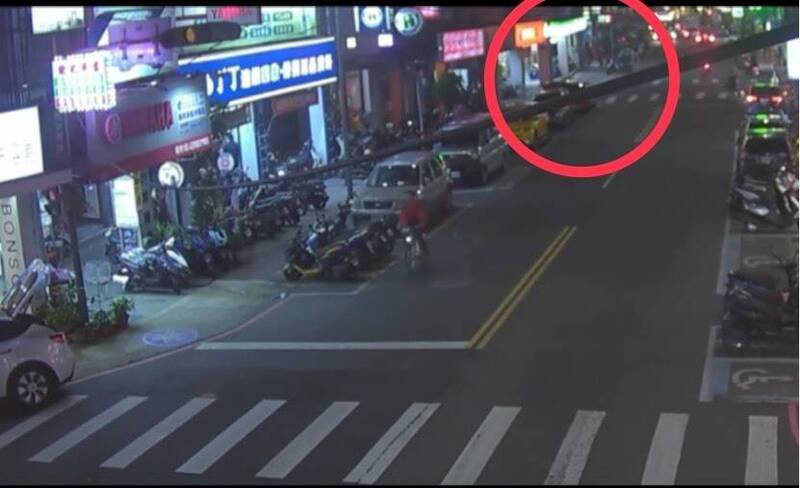 新北市新庄晚间传出当街追砍案，新庄警分局赶抵逮捕持刀嫌犯，将受伤两人送医；图为翁嫌持刀追砍被害人（照片红圈处）。（记者吴仁捷翻摄）