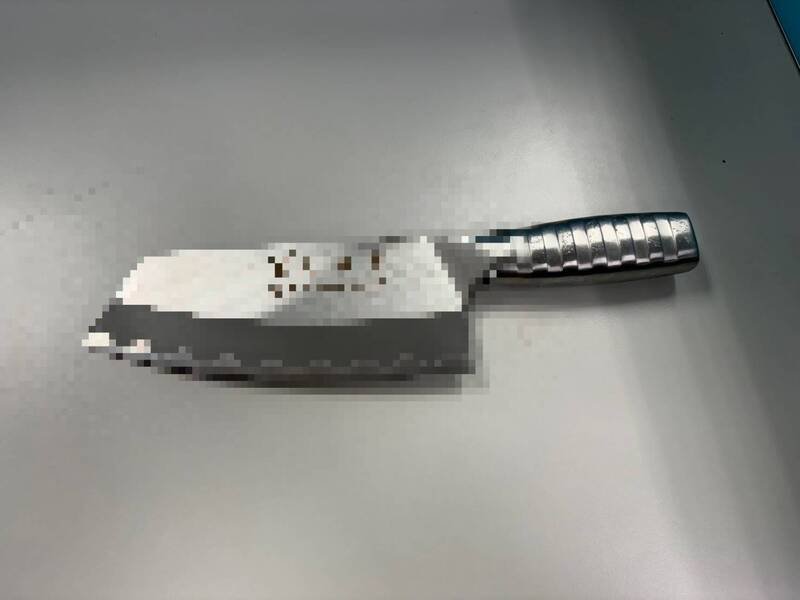 新庄警分局员警查扣翁嫌行凶菜刀。（记者吴仁捷翻摄）