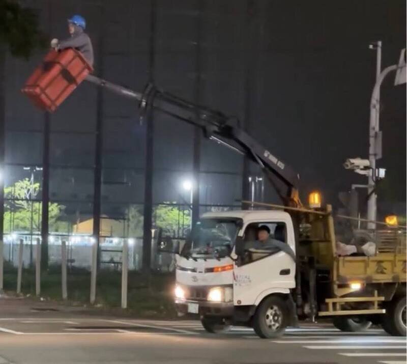 行驶中的货车，吊臂前吊篮竟站著作业人员。（撷取自Threads）