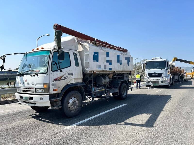 国道10号事故，现场为2部砂石车与1部大货车追撞。（警方提供）