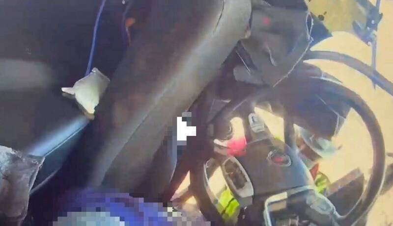 车内空间扭曲变形，消防人员努力将受困者救出。（屏县消防局提供）