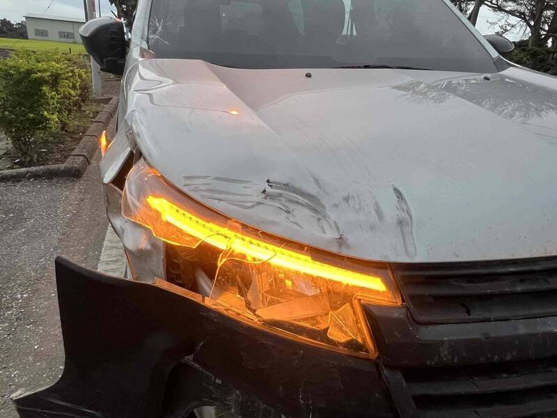 花莲县吉安乡知卡宣大道今清晨发生一起死亡车祸！机车行经路口时，疑似从外侧车道直接切左转弯，与后方同向、直行白色汽车发生碰撞。 （民众提供）