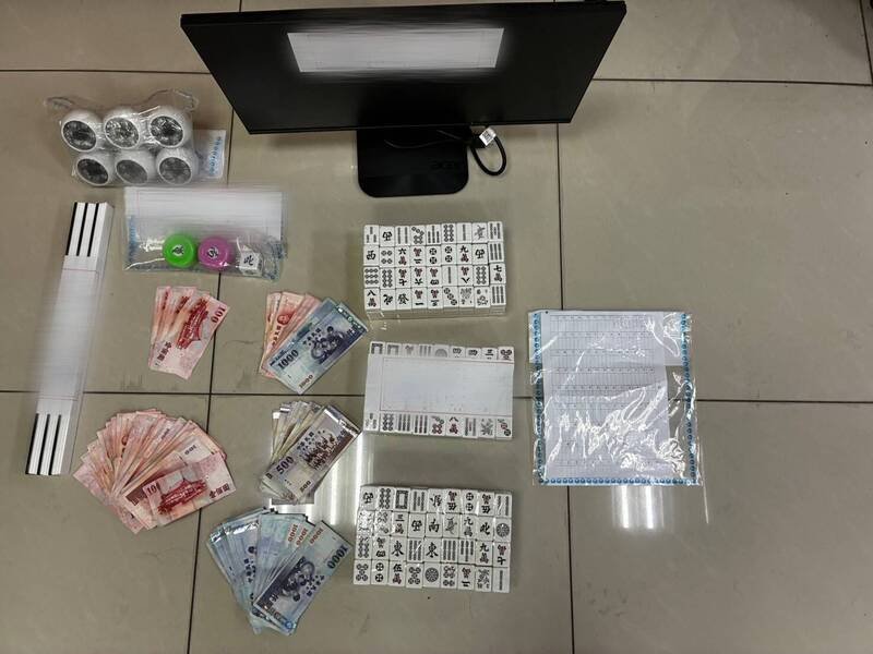 警方现场查扣赃证物。（记者刘庆侯翻摄）