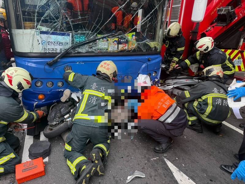 北市一辆游览车疑似突然冲向对向车道，再撞上公车及机车，导致2名机车骑士受伤。（记者刘咏韵翻摄）