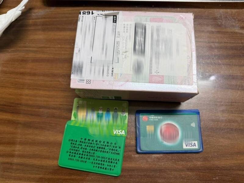 新北市瑞芳警分局（右）双溪分驻所警员蔡孟芳受理后，成功将蔡女的2张提款卡追回，让蔡感激不已。（记者林嘉东翻摄）