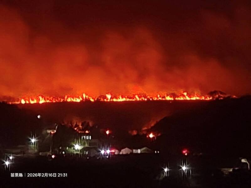 苗栗县西湖乡二湖村昨（16）日除夕夜发生山林火警，火势蔓延至后龙镇，消防花费7个小时于今天凌晨1点多将火势扑灭。（民众提供）