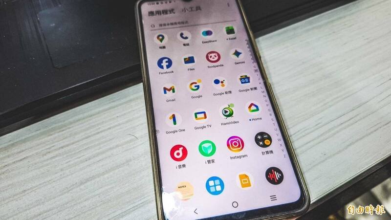 有网友热心帮忙带手机到东京，抵达后却枯等2个小时，在脆上委托的网友事后一度搞失联，他回台后愤而向对方提告并求偿。示意图。（资料照）