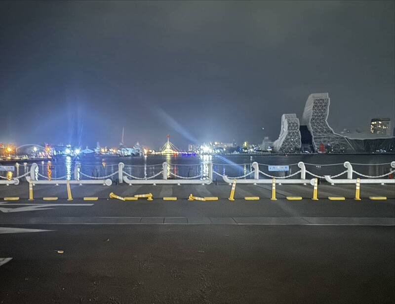 李姓男子夜骑电动滑板车在高雄港旁步道自撞。（警方提供）