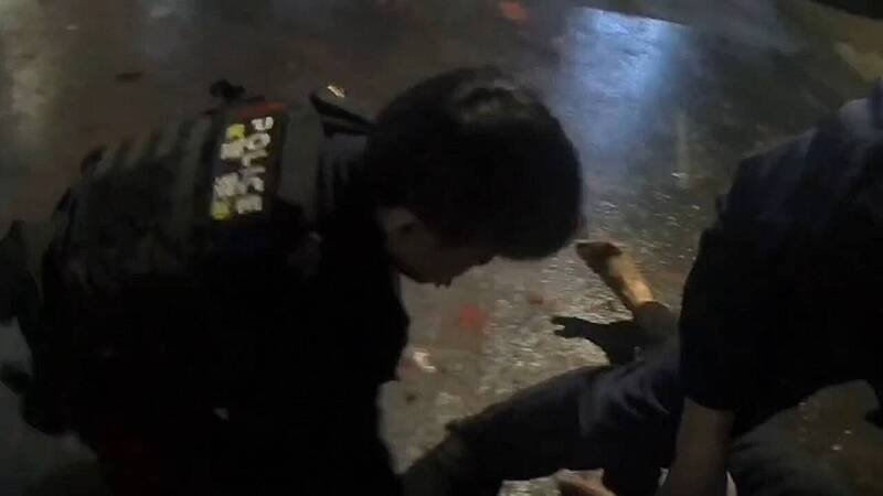 外籍移工聚集施放烟火被检举妨害安宁，其中有1人为失联移工，警方盘查时他企图逃跑被压制。（记者郑淑婷翻摄）