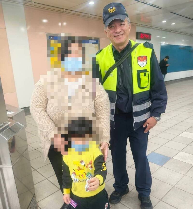 捷运警察队接获报案后立即到场，除安抚男童情绪并同步调阅监视器画面与广播，随后在站外连通道寻获心急如焚的母亲。（记者郑景议翻摄）
