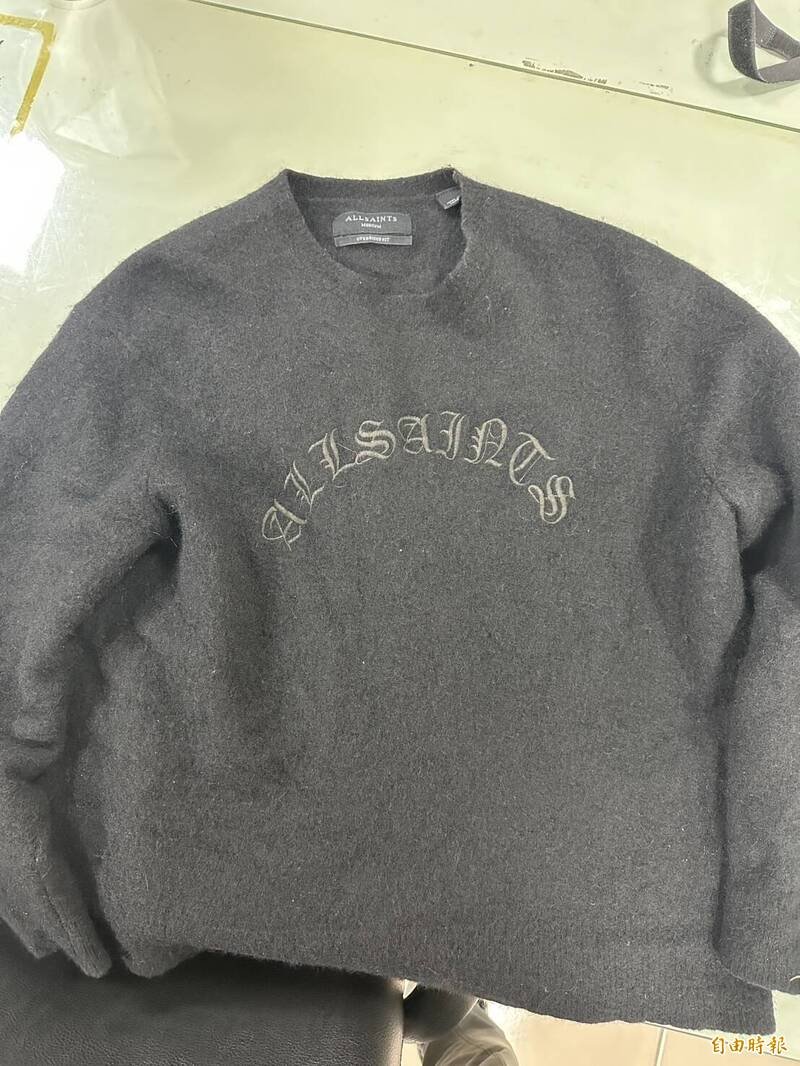 18岁王姓男子年节前趁著百货公司店员忙于调货之际，佯装顾客挑选商品，却趁隙偷走1件价值7200元的allsaints高价上衣。（记者郑景议摄）