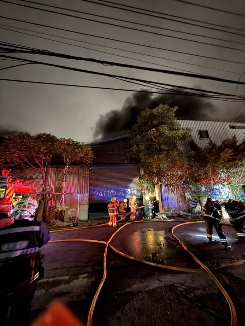 新北市芦洲区仁爱街上今天（18日）凌晨一间铁皮工厂爆发火警。（记者杨心慧翻摄）