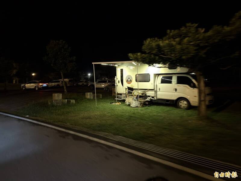 不少空地停上车辆，其中开著露营车，或拖车前来车宿者数量不少。（记者刘人玮摄）