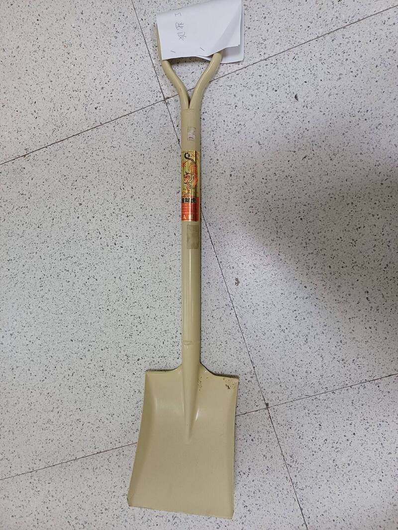 新北市淡水传出窃嫌持铲子连续破坏夹娃娃机，窃嫌得手后故技重施未果，警方一小时内逮人，将通缉犯送办。（记者吴仁捷翻摄）