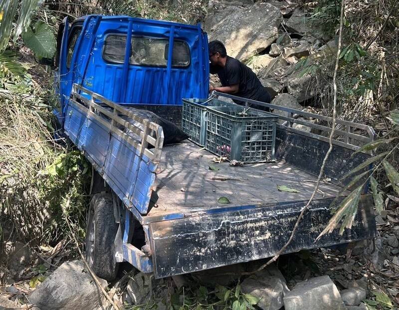 庄姓妇人开车不慎坠落20公尺深山谷。（警方提供）