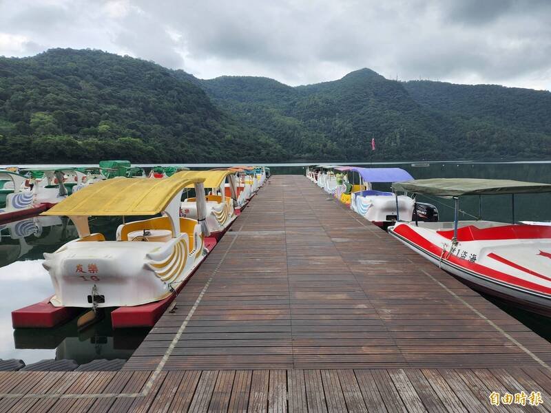 花莲鲤鱼潭潭北有一块无动力船专用区域，除此之外都是共用水域，造成无动力船、动力船航线交织，容易因涌浪造成无动力船剧烈晃动危险。（记者花孟璟摄）