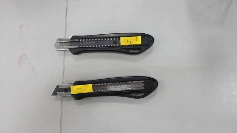 新北市吴姓工人到新店唱歌，与邻桌客人冲突后，返家带双刀（见图）寻仇，找上女服务生泄愤，刺伤两人，警方压制逮捕。（警方提供，记者吴仁捷翻摄）