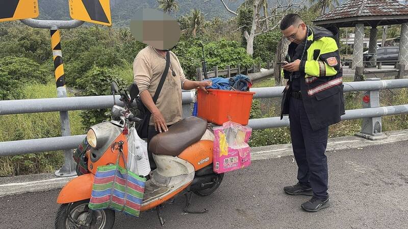 老翁引擎熄火，推车遇警方协助。（警方提供）