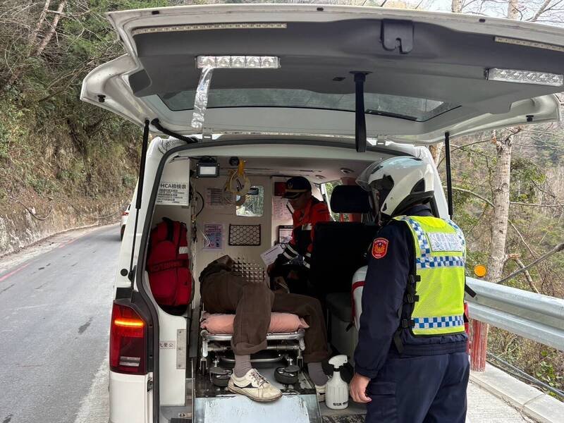 秀峦派出所代理所长高恩赐与田埔分队救护人员通力救护，将简男送医急救，挽回一条宝贵生命。（新竹县横山分局提供）