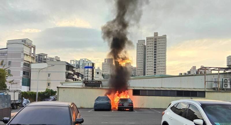 老宾士（右）起火燃烧，波及隔邻丰田休旅车。（读者提供）