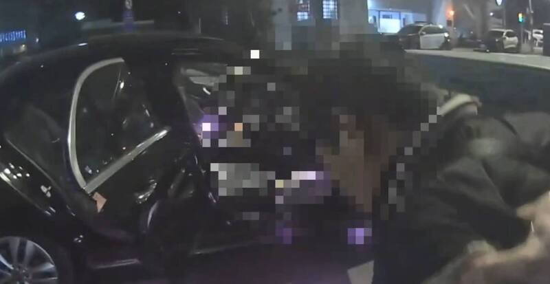 警方见自小客车形迹可疑且副驾驶陈男手持电子烟，尾随后将其拦停，要求车上3人受检。（记者陆运锋翻摄）